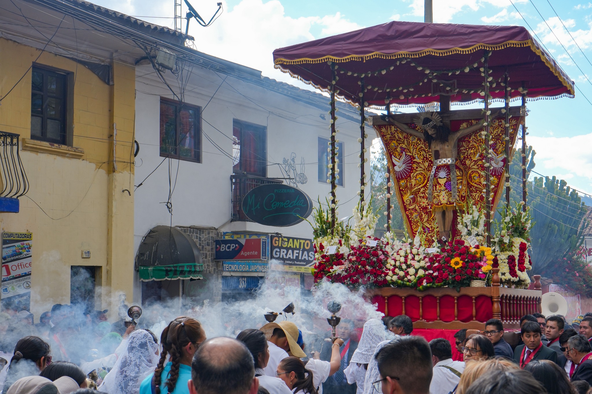 AUTORIDADES DE LA UNASAM PARTICIPARON EN LA PROCESIÓN DEL "SEÑOR DE LA SOLEDAD"