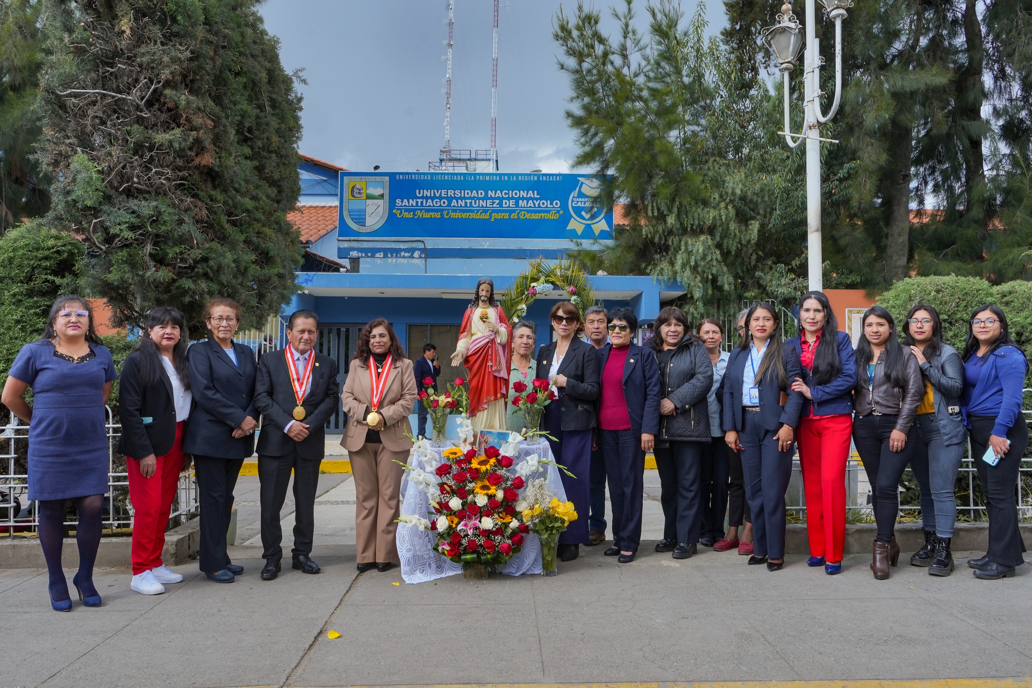 AUTORIDADES DE LA UNASAM PARTICIPARON EN LA PROCESIÓN DEL "SEÑOR DE LA SOLEDAD"